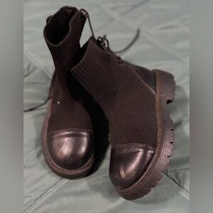 SHEIN Kids Dark Knit Boots